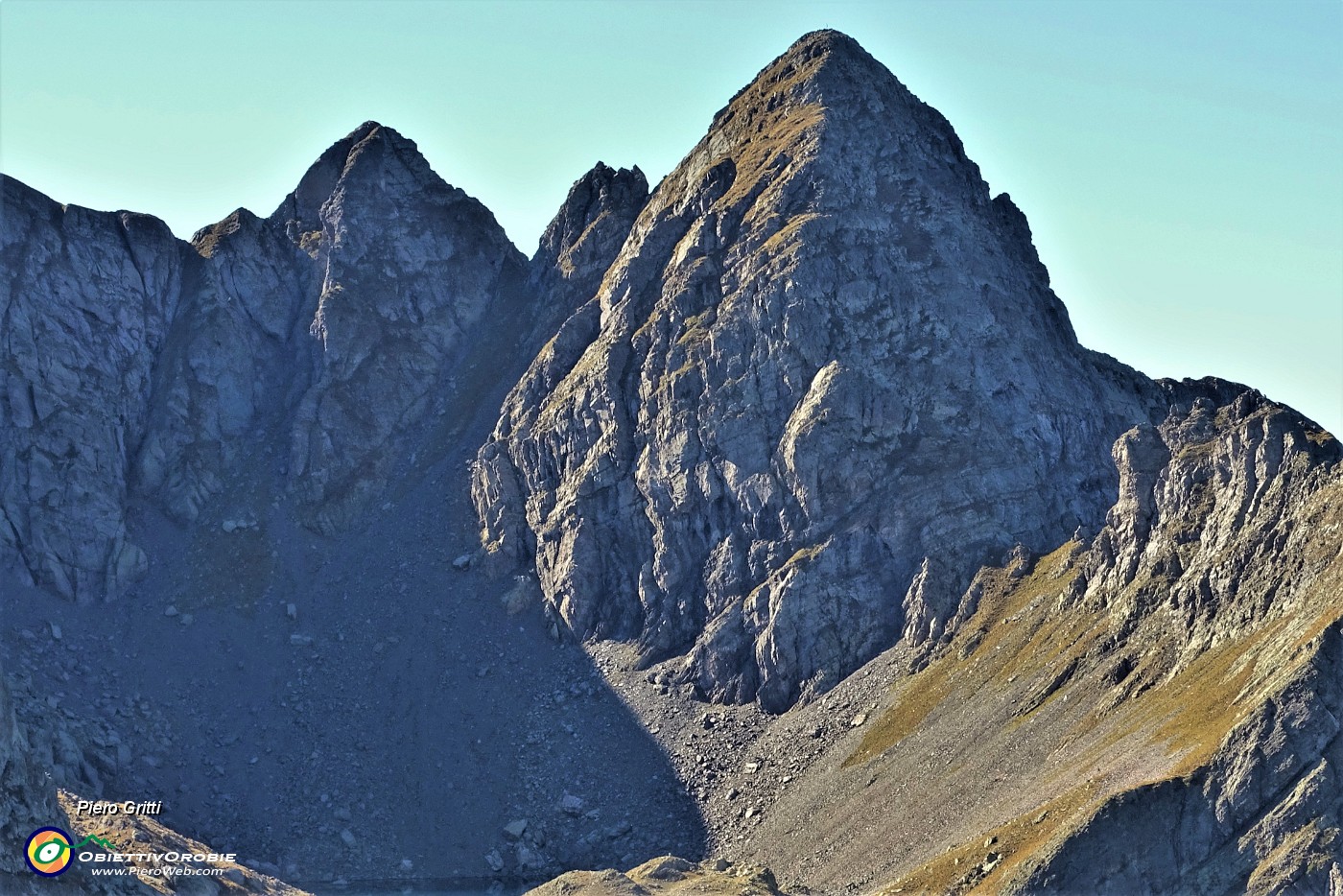 54 Zoom verso il Pizzo di Trona e Lago Rotondo in basso.JPG